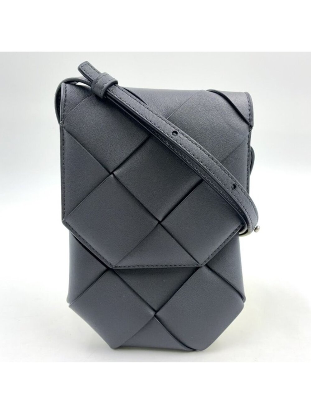 Bottega Veneta Maxi Intrecciato Phone Pouch Calfskin Black Shoulder Bag Silver